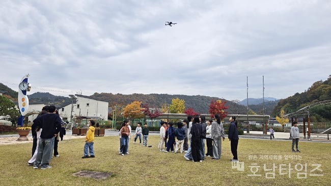 전남대 지리학과 학생들이 15일 광주동초등학교에서 드론을 활용해 학교 사진 및 영상을 촬영하고 있다.